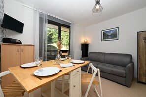 Dining - “At the Heart of the Valley” Apartment with Mountain View and Balcony (Bagnères-de-Luchon)