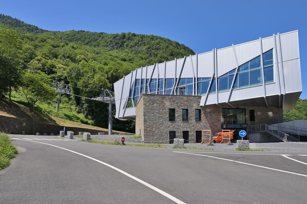 Exterior - “At the Heart of the Valley” Apartment with Mountain View and Balcony (Bagnères-de-Luchon)