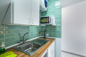 Refrigerador, microondas, parrilla de estufa y cafetera y tetera 