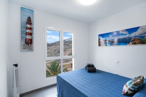 Tabla de planchar con plancha, wifi gratis y ropa de cama 