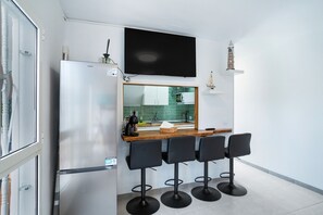 Kühlschrank, Mikrowelle, Herdplatte, Wasserkocher mit Kaffee-/Teezubehör