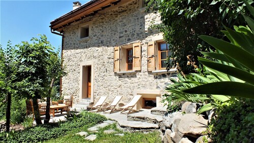Chalet 'Pierre-vue Sur Le Pelvoux' with Mountain View, Private Garden and Balcony