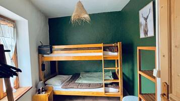 4 Schlafzimmer, BĂŒgeleisen/BĂŒgelbrett, kostenloses WLAN