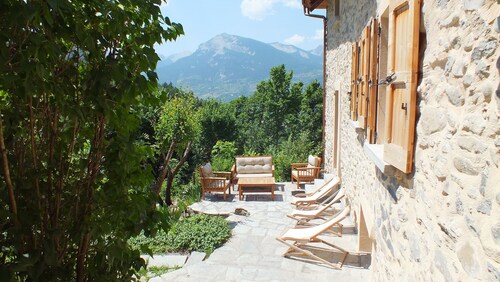 Chalet 'Pierre-vue Sur Le Pelvoux' avec vue sur montagne, jardin privé et balcon
