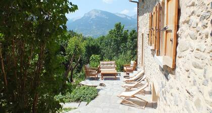 Chalet 'Pierre-vue Sur Le Pelvoux' avec vue sur montagne, jardin privé et balcon
