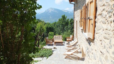 Chalet Pierre – Mountain View of Le Pelvoux, Private Garden and Balcony