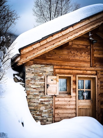 Detalle del exterior. Chalet 'Mélèze Plein Sur À 1174 m' con vistas a la montaña, terraza y jardín privados