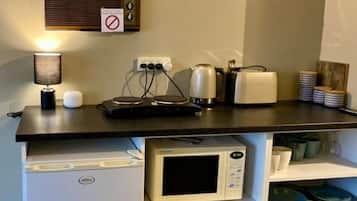 Micro-ondes, grille-pain, batterie de cuisine, vaisselle et ustensiles
