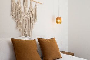 6 bedrooms, iron/ironing board, WiFi, bed sheets