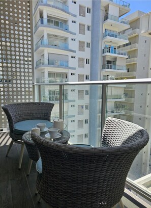 Outdoor dining - Elegant Apartment in Piantini (Santo Domingo)
