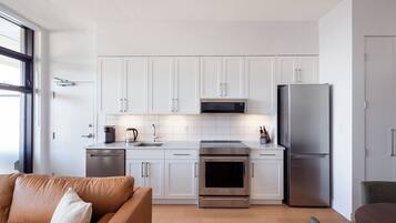 Apartment, 1 King Bed, Marina View | Private kitchen