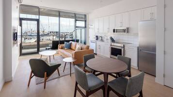 Apartamento, 1 cama King, vista para a marina | Área de estar