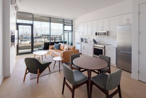 Apartamento, 1 cama King, vista para a marina | Área de estar