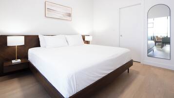 Apartamento, 1 cama King, vista para a marina | Ferros/tábuas de passar roupa, Wi-Fi de cortesia
