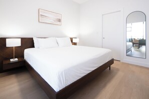 Apartamento, 1 cama King, vista para a marina | Ferros/tábuas de passar roupa, Wi-Fi de cortesia