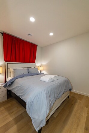 2 slaapkamers, een bureau, een strijkplank/strijkijzer, gratis wifi