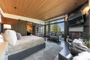 5 bedrooms, desk, iron/ironing board, free WiFi