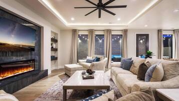 Een smart-tv, een open haard en videogames