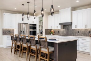 Fridge, microwave, oven, stovetop - The Honu House (Hurricane)