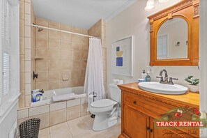 Shower, hair dryer, towels - Refined Saratoga Retreat for the 2026 Track Season (Saratoga Springs)