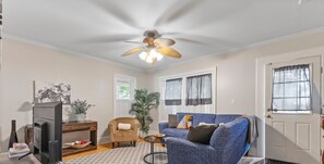 Smart TV, books - Refined Saratoga Retreat for the 2026 Track Season (Saratoga Springs)