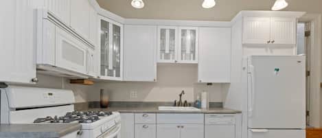 KĂŒhlschrank, Mikrowelle, Ofen, Herdplatte