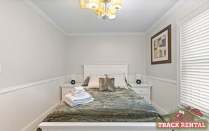 5 bedrooms, desk, free WiFi, bed sheets - Refined Saratoga Retreat for the 2026 Track Season (Saratoga Springs)