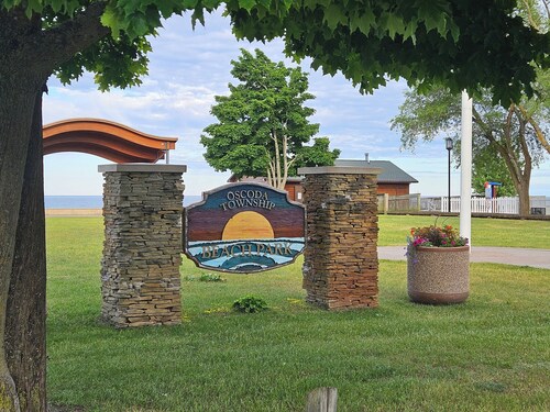 Cozy 2 BDRM Cabin in Oscoda, MI. Sleeps 6. Minutes from Lake Huron #4