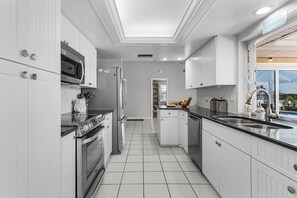 Kühlschrank, Mikrowelle, Herdplatte, Geschirrspüler