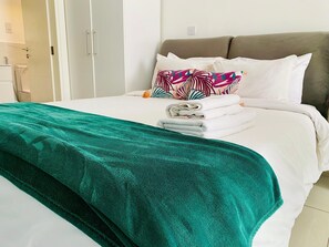 Apartamento exclusivo, 1 habitación, balcón | Espacio para trabajar con un portátil y cortinas opacas