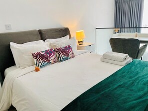 Espacio para trabajar con laptop y cortinas blackout 