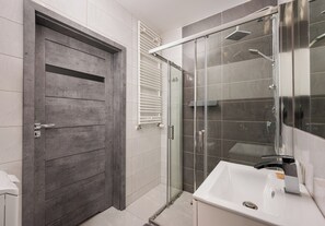 Ducha, secador de pelo y toallas
