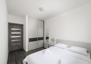 1 dormitorio, tabla de planchar con plancha, wifi y ropa de cama