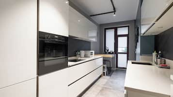 Frigorífico, microondas, horno y placa de cocina