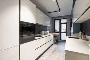 Kühlschrank, Mikrowelle, Ofen, Herdplatte