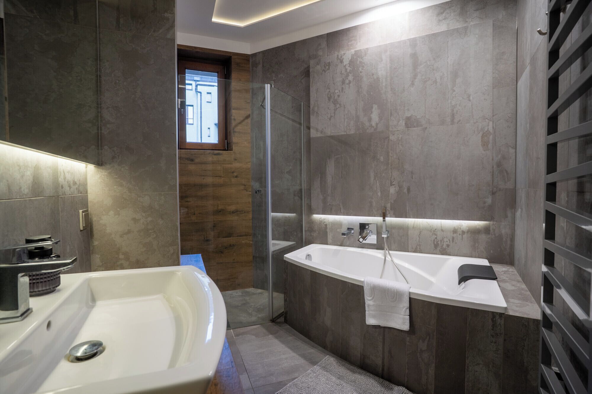 Douche, sèche-cheveux, serviettes fournies