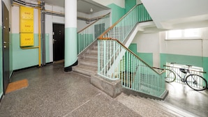 Un escalier avec des rampes vertes et un vélo garé à proximité.