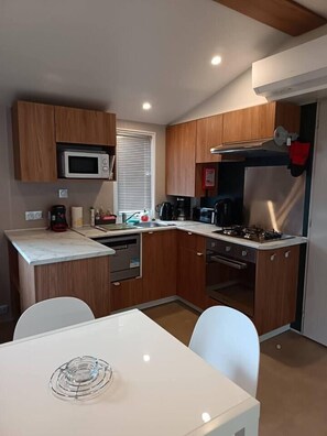 Fridge, microwave, oven, stovetop - Mobil-home ★ Accès direct mer | Piscine, animations & clim - 6 pers (Canet-en-Roussillon)