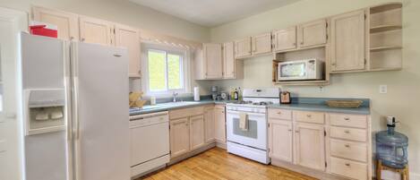 Frigorifero, microonde, forno, piano cottura