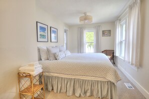 3 makuuhuonetta, työpöytä, silitysrauta/-lauta, ilmainen Wi-Fi