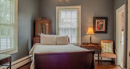 The Camelia Room - Private studio w/ Ensuite Bath in Historic Downtown Home