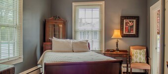 The Camelia Room - Private studio w/ Ensuite Bath in Historic Downtown Home