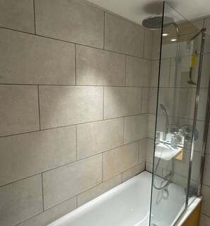 Douche, serviettes fournies
