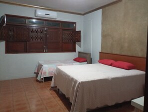 โต๊ะทำงาน, พื้นที่ทำงานแบบใช้แล็ปท็อป, Wi-Fi ฟรี