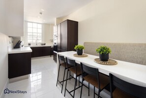 Køleskab, mikrobølgeovn, ovn, kogeplade