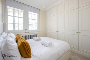 6 bedrooms, desk, iron/ironing board, travel cot