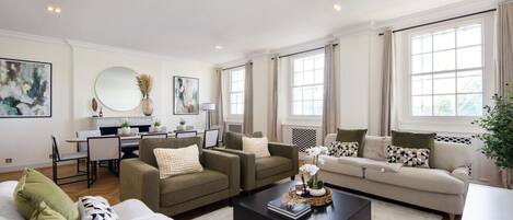 Smart-tv, een open haard en boeken