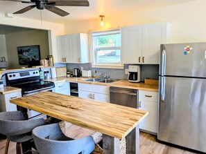 Køleskab, mikrobølgeovn, ovn, kogeplade