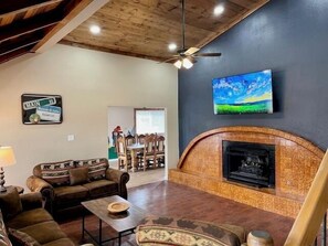 Smart-TV, peis, DVD-spiller og bordtennis