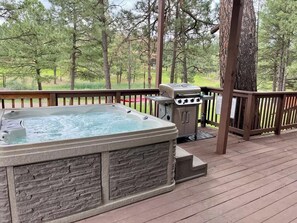 Outdoor spa tub - Ruidoso's Puttington Bear Cabin w/Course View! (Ruidoso)